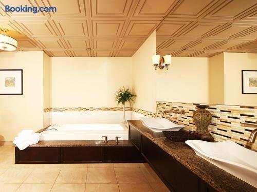 2R7A6980_Oak-JacuzziSuite_TH2